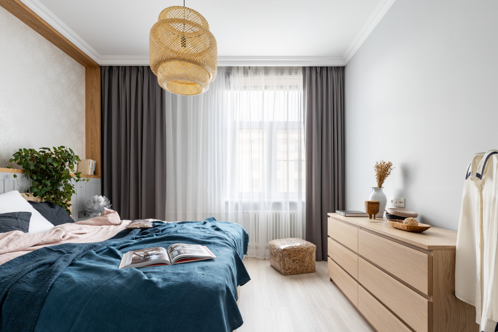 Идея дизайна: хозяйская спальня среднего размера в скандинавском стиле с серыми стенами и бежевым полом