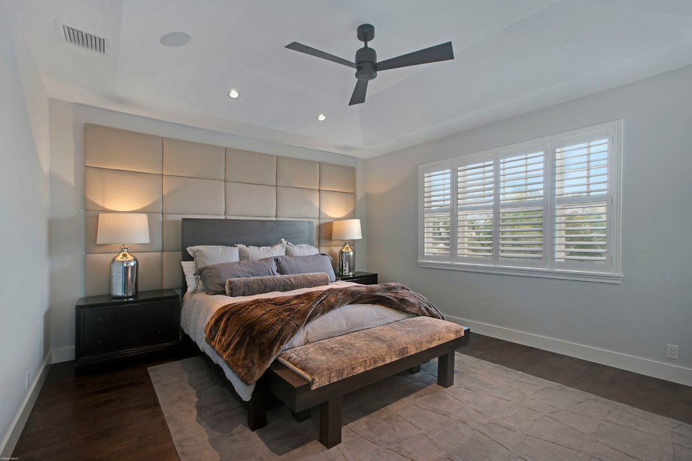Идея дизайна: спальня в стиле неоклассика (современная классика) с серыми стенами