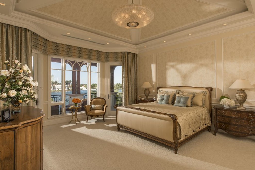 Großes Mediterranes Hauptschlafzimmer mit beiger Wandfarbe und Teppichboden in Miami
