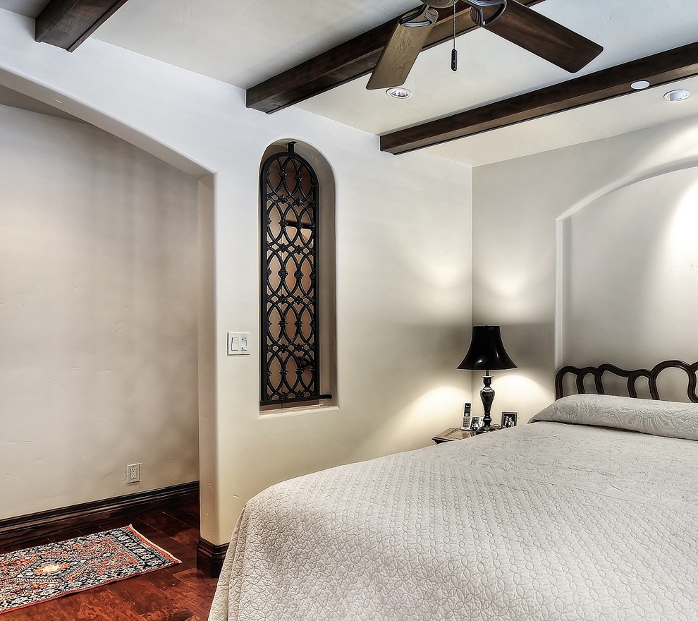 Idee per una grande camera degli ospiti mediterranea con pareti bianche, parquet scuro e pavimento marrone
