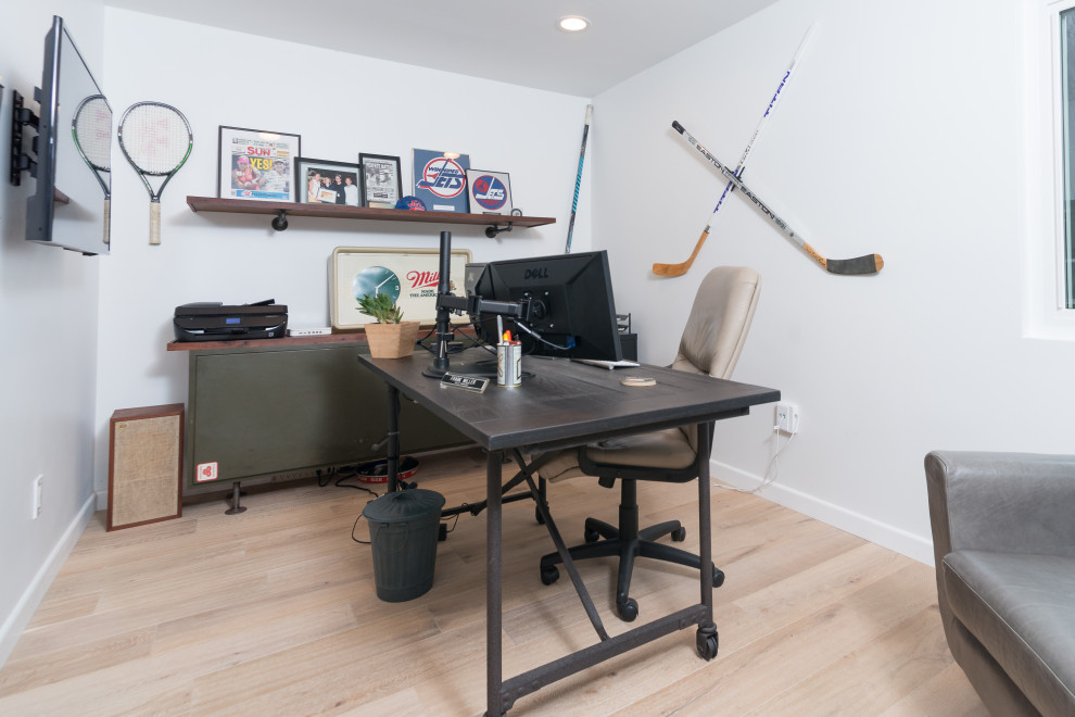 Cette photo montre un grand bureau tendance avec un mur blanc, un sol en vinyl, aucune cheminée et un sol beige.