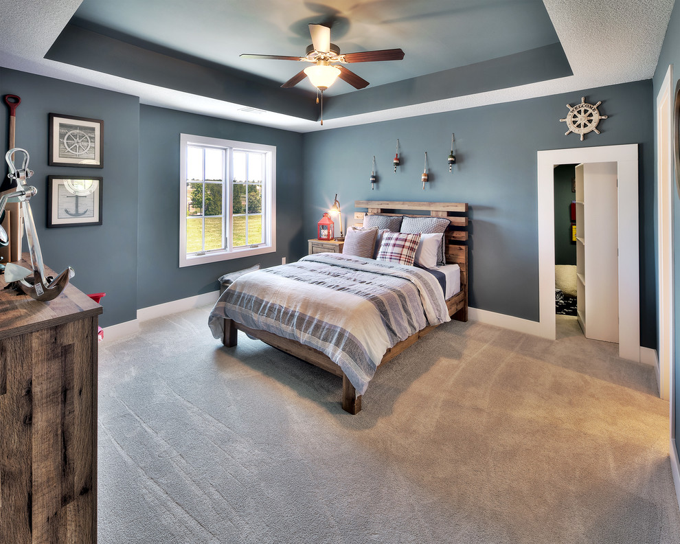 Esempio di una camera da letto chic con pareti blu, moquette e pavimento beige