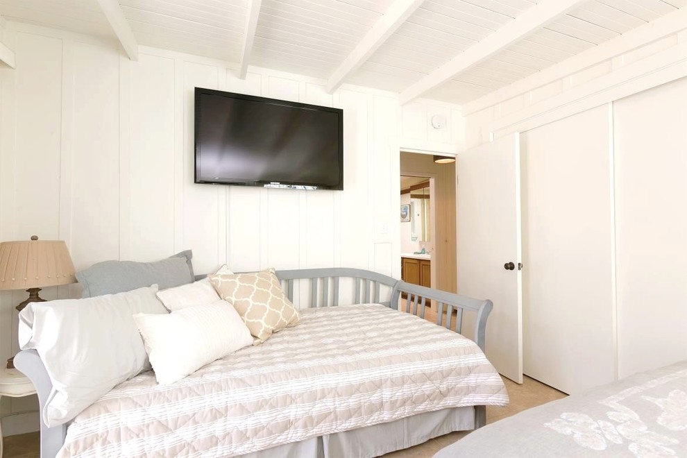 Ejemplo de habitación de invitados costera pequeña con paredes blancas y suelo de baldosas de cerámica