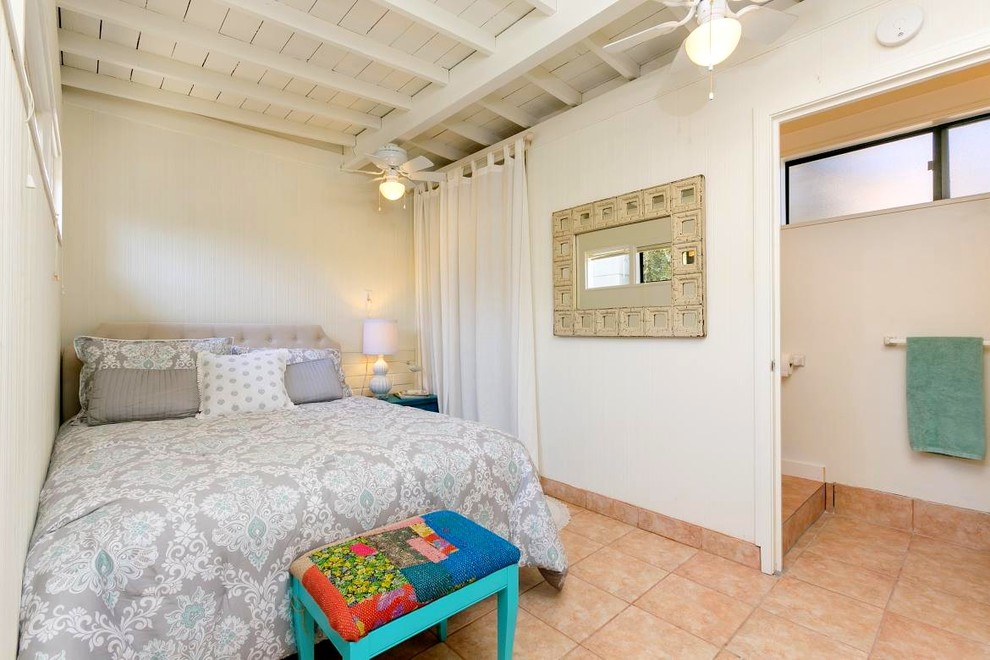 Идея дизайна: маленькая гостевая спальня (комната для гостей) в морском стиле с белыми стенами и полом из керамической плитки для на участке и в саду