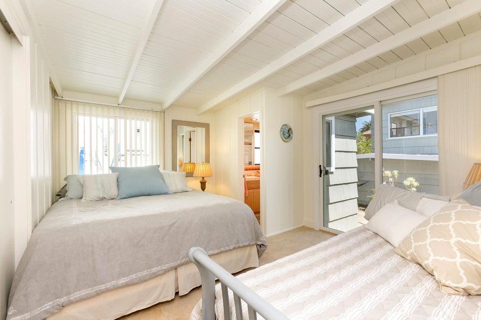 На фото: маленькая гостевая спальня (комната для гостей) в морском стиле с полом из керамической плитки для на участке и в саду