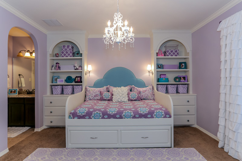 Стильный дизайн: гостевая спальня среднего размера, (комната для гостей) в стиле неоклассика (современная классика) с фиолетовыми стенами и ковровым покрытием - последний тренд