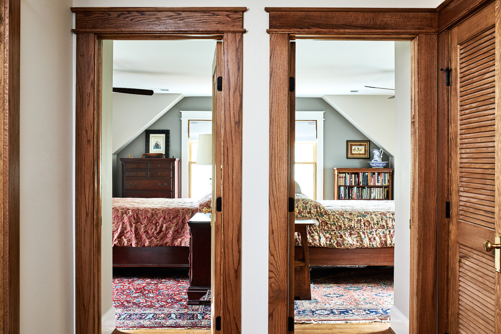 На фото: гостевая спальня среднего размера, (комната для гостей) в стиле кантри с серыми стенами, паркетным полом среднего тона и коричневым полом
