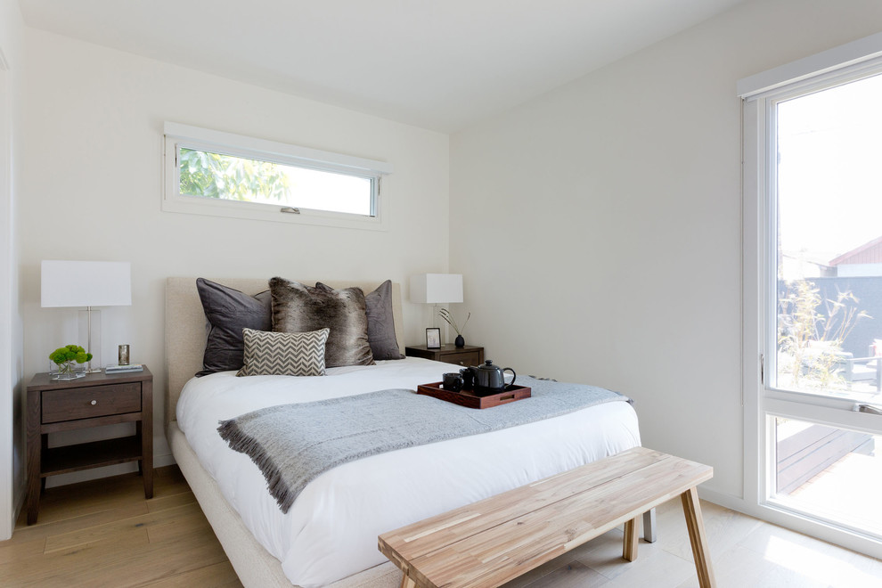 Réalisation d'une petite chambre parentale minimaliste avec un mur blanc, parquet clair, aucune cheminée et un sol beige.