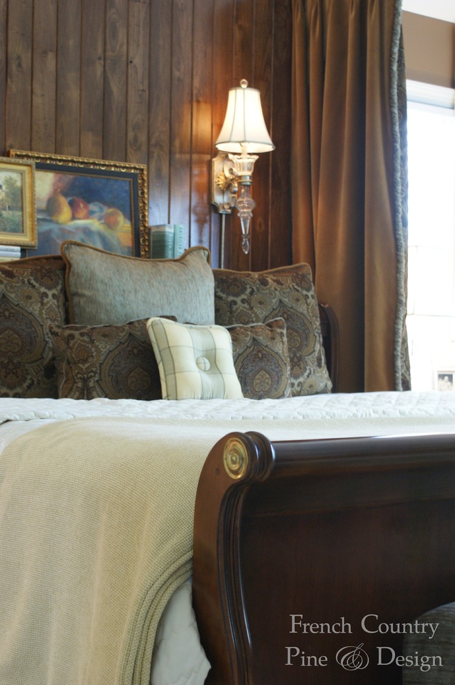 Esempio di una camera da letto country con pavimento in legno massello medio