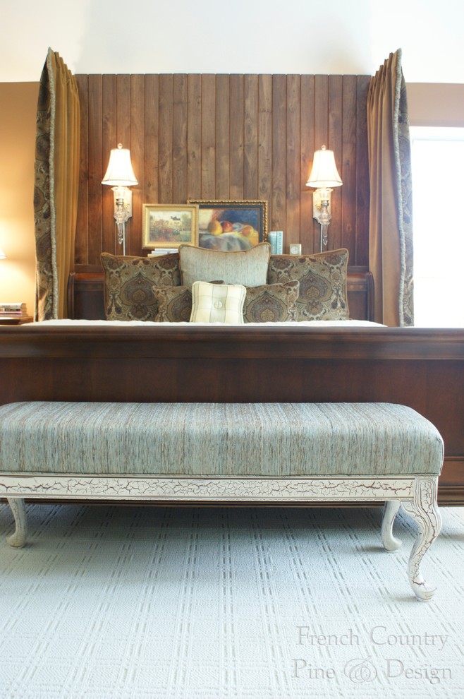 Imagen de dormitorio campestre con suelo de madera en tonos medios