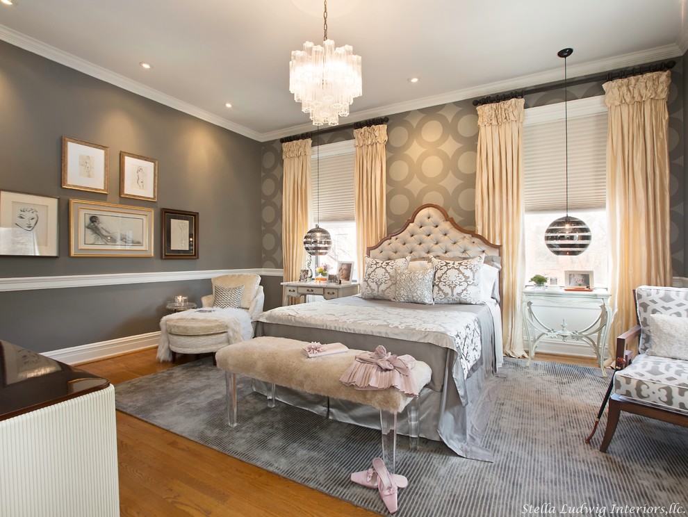 Идея дизайна: хозяйская спальня среднего размера в классическом стиле с серыми стенами и паркетным полом среднего тона без камина