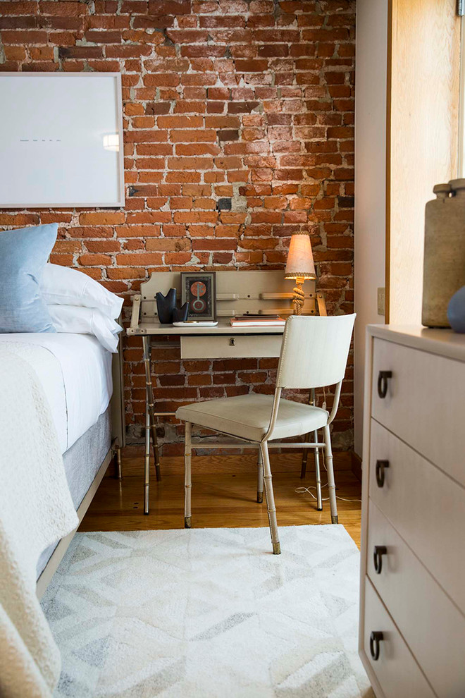 Eklektisches Hauptschlafzimmer mit weißer Wandfarbe, braunem Holzboden, Kamin und Kaminumrandung aus Backstein in Philadelphia