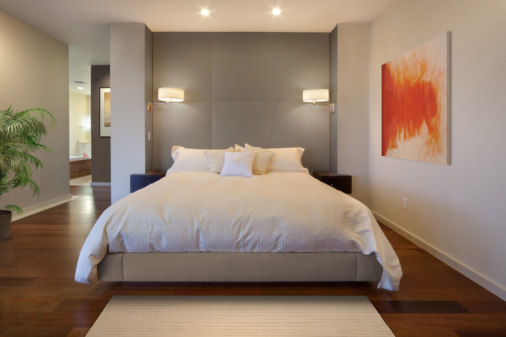 Стильный дизайн: спальня в стиле модернизм с белыми стенами и паркетным полом среднего тона - последний тренд