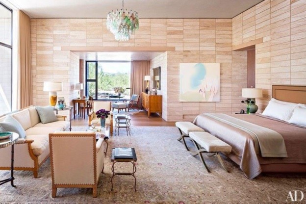 Foto di una camera matrimoniale minimalista di medie dimensioni con pareti beige e pavimento in legno massello medio