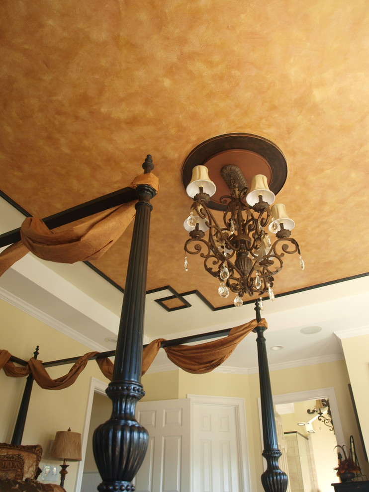 Mittelgroßes Klassisches Hauptschlafzimmer ohne Kamin mit gelber Wandfarbe und Teppichboden in Charleston