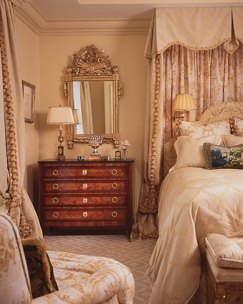 Modelo de dormitorio tradicional con paredes beige y moqueta