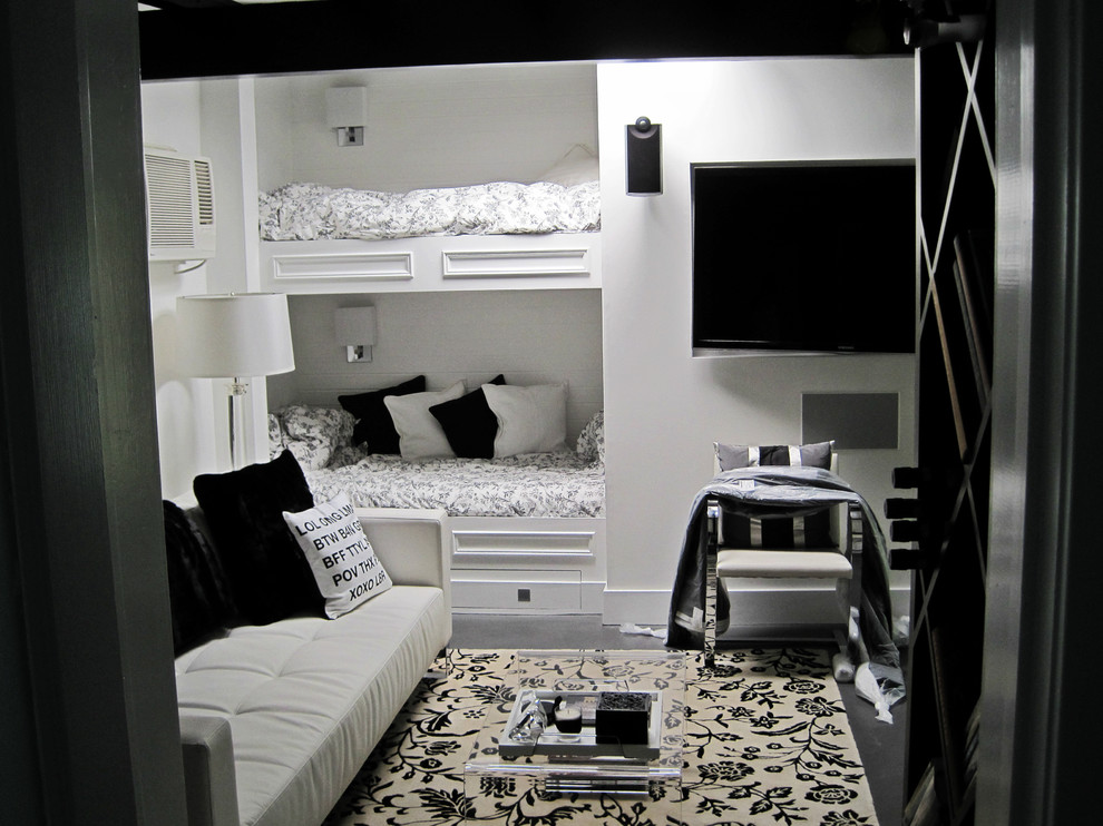 Modelo de dormitorio tipo loft moderno de tamaño medio con suelo laminado