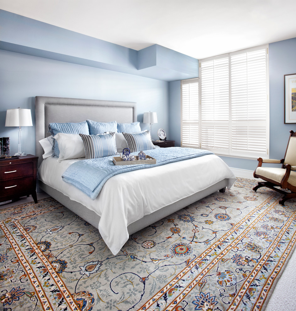 Пример оригинального дизайна: хозяйская спальня среднего размера в стиле неоклассика (современная классика) с синими стенами, ковровым покрытием и разноцветным полом