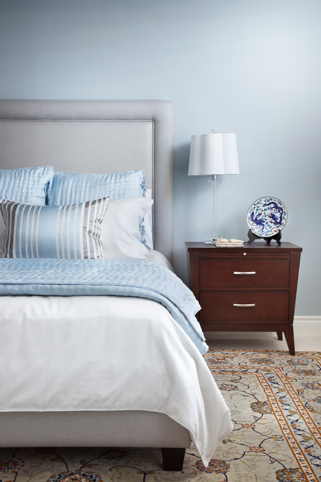 Идея дизайна: хозяйская спальня среднего размера в стиле неоклассика (современная классика) с синими стенами и ковровым покрытием