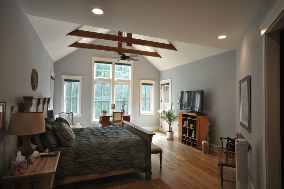 ワシントンD.C.にある広いトラディショナルスタイルのおしゃれな主寝室 (グレーの壁、淡色無垢フローリング、暖炉なし、ベージュの床) のレイアウト