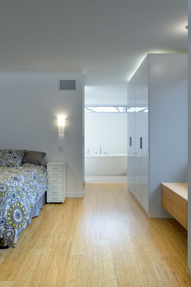 Источник вдохновения для домашнего уюта: спальня в современном стиле с белыми стенами