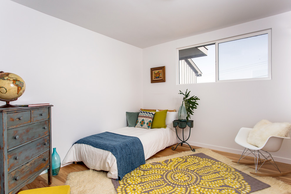 Источник вдохновения для домашнего уюта: гостевая спальня (комната для гостей) в стиле фьюжн с белыми стенами и светлым паркетным полом