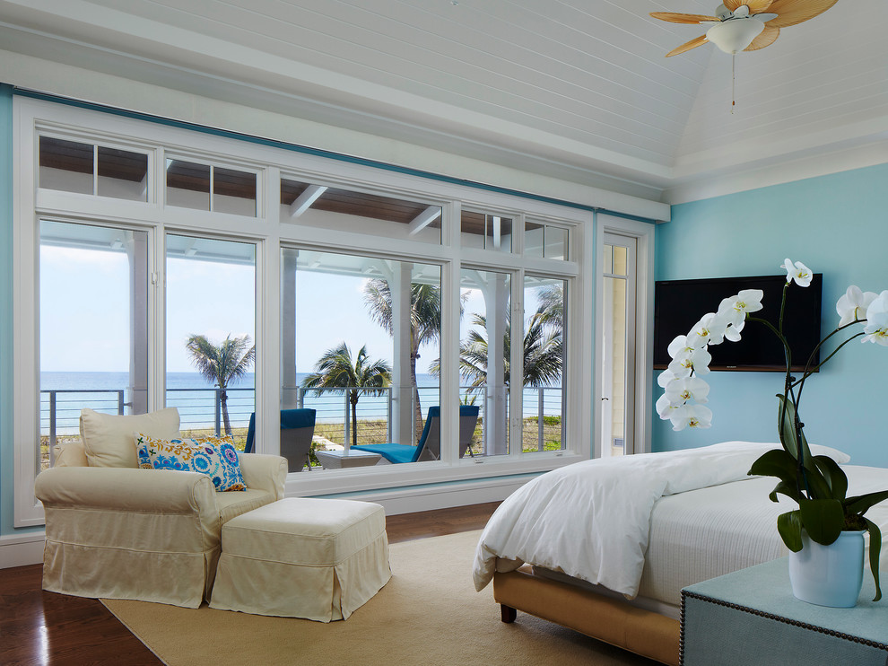 マイアミにあるトロピカルスタイルのおしゃれな寝室 (グレーとクリーム色) のレイアウト