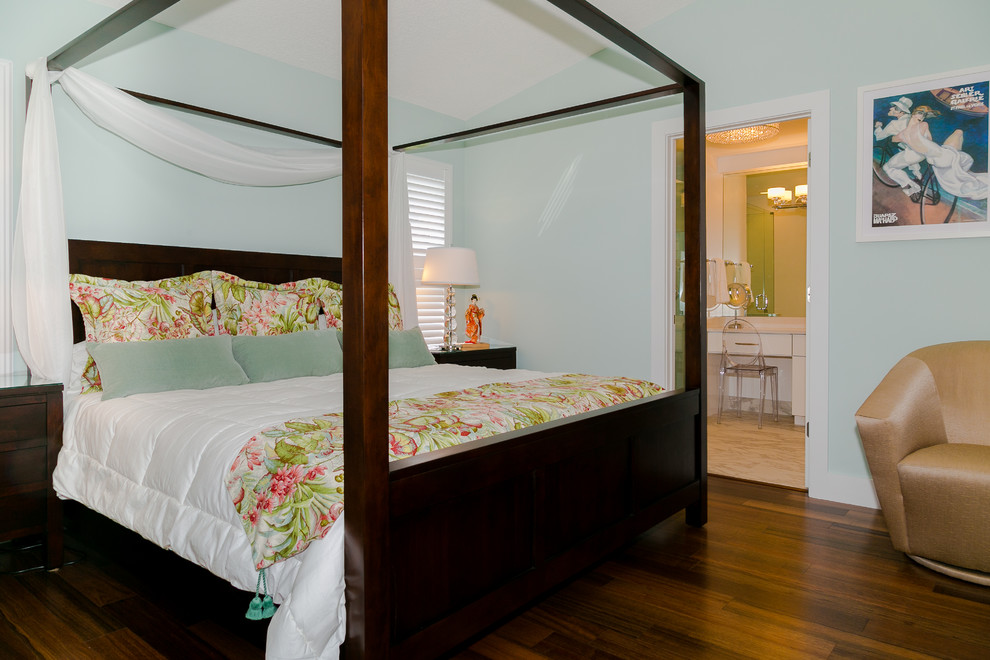 Imagen de dormitorio principal clásico renovado con paredes azules y suelo de madera en tonos medios