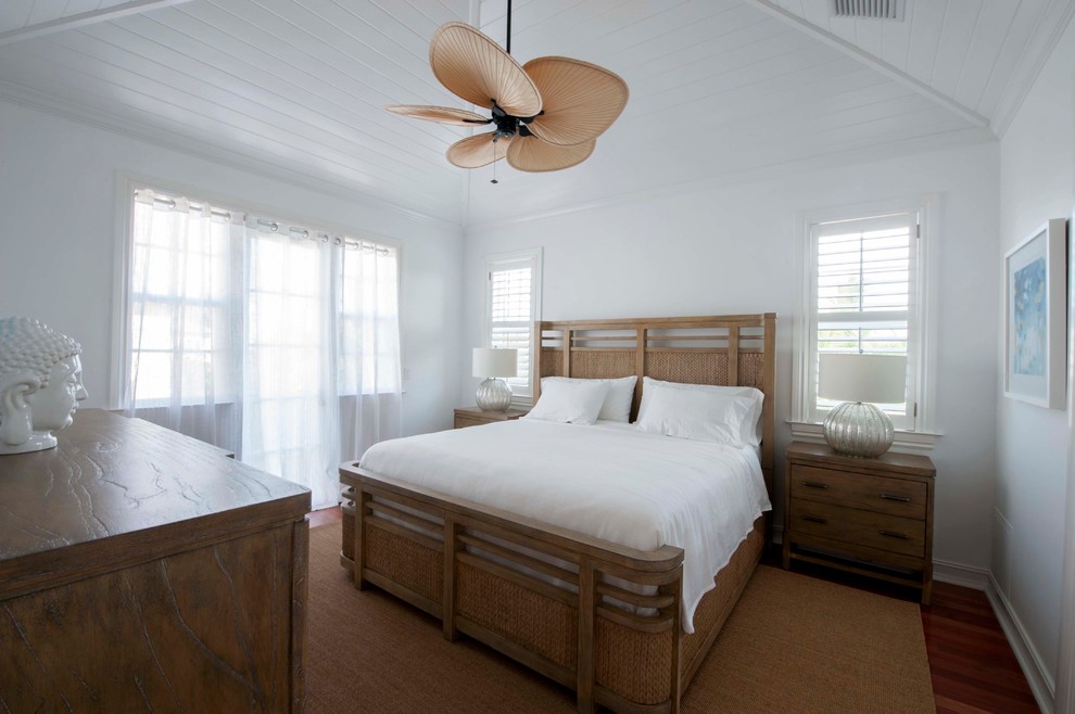 Свежая идея для дизайна: хозяйская спальня среднего размера в морском стиле с белыми стенами и паркетным полом среднего тона - отличное фото интерьера
