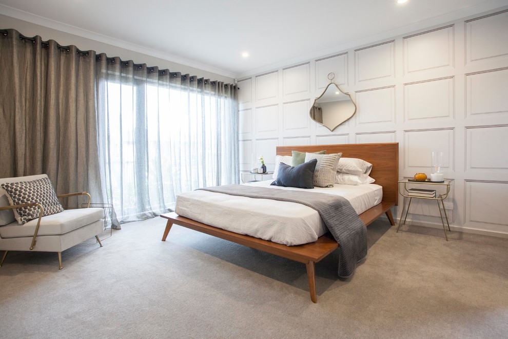 Immagine di una camera da letto minimalista con pareti bianche, moquette e pavimento beige
