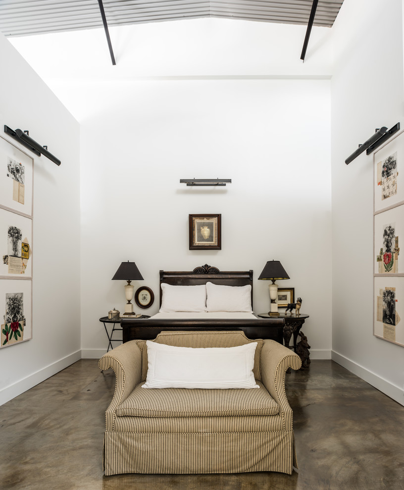 Kleines Industrial Hauptschlafzimmer mit weißer Wandfarbe und Betonboden in Houston