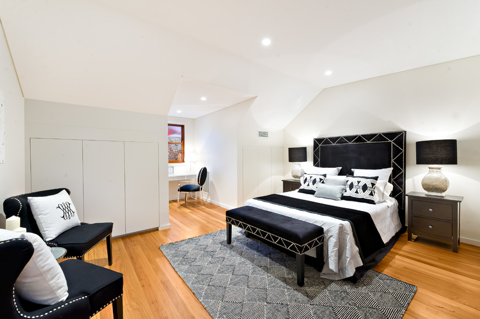 Modernes Hauptschlafzimmer mit weißer Wandfarbe und hellem Holzboden in Sydney