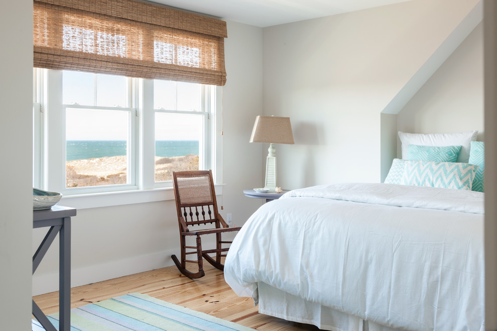 Источник вдохновения для домашнего уюта: гостевая спальня среднего размера, (комната для гостей) в морском стиле с светлым паркетным полом и белыми стенами без камина
