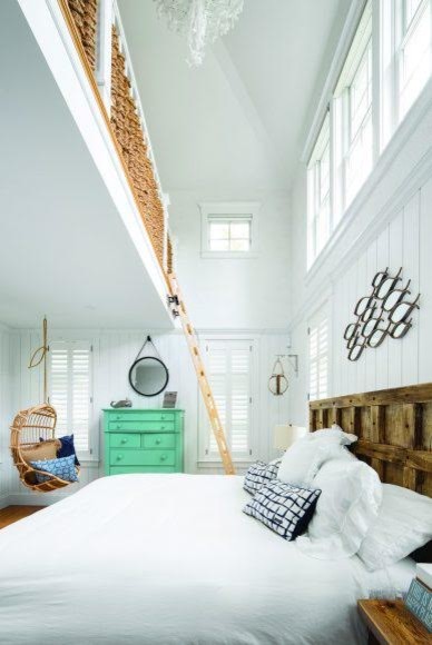 Стильный дизайн: хозяйская спальня среднего размера в морском стиле с белыми стенами и паркетным полом среднего тона без камина - последний тренд