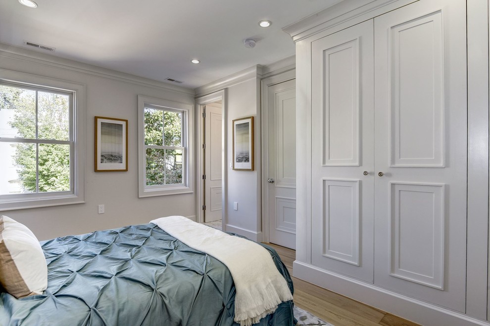 На фото: гостевая спальня среднего размера, (комната для гостей) в стиле неоклассика (современная классика) с белыми стенами, светлым паркетным полом и бежевым полом