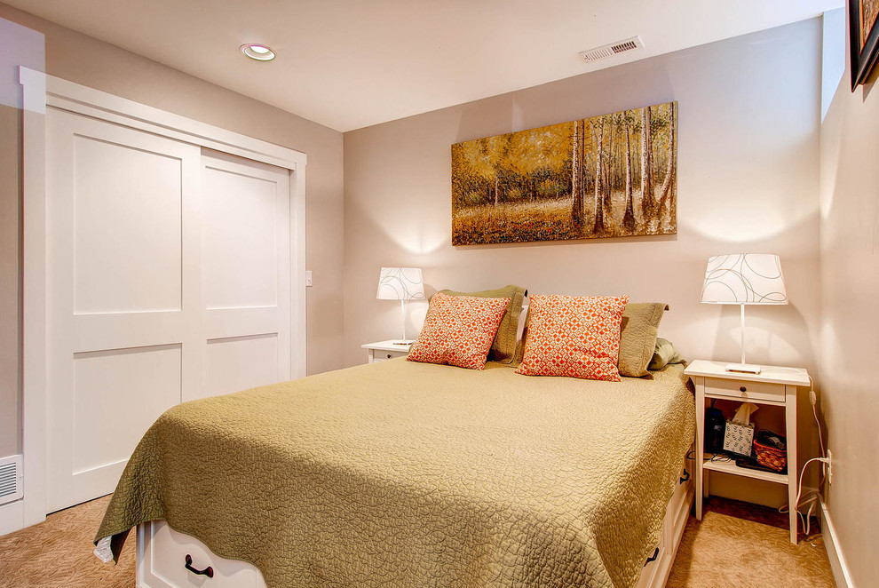 Foto de habitación de invitados de estilo americano pequeña sin chimenea con paredes beige y moqueta