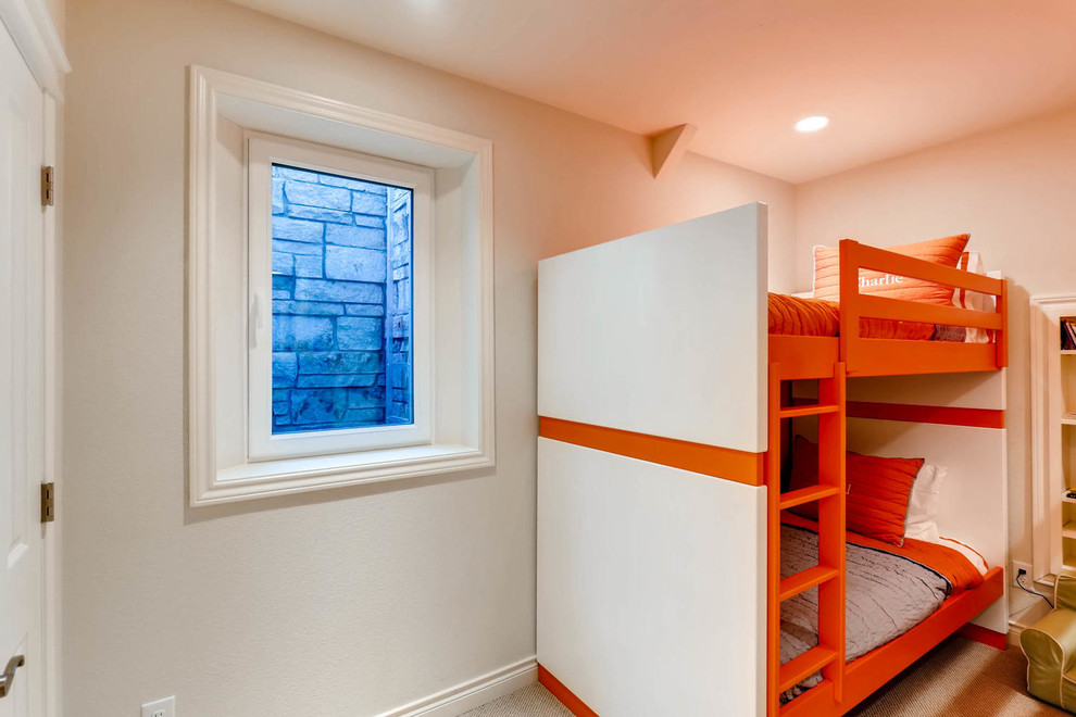 На фото: гостевая спальня среднего размера, (комната для гостей) в скандинавском стиле с бежевыми стенами и ковровым покрытием без камина с