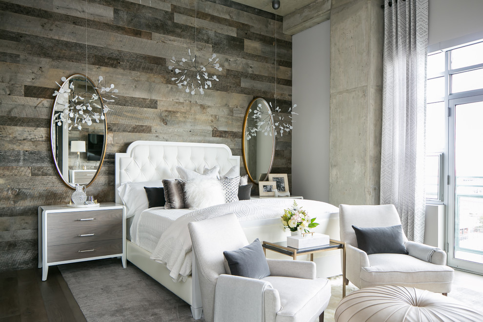 Imagen de dormitorio principal industrial de tamaño medio con paredes grises, suelo de madera en tonos medios y suelo gris