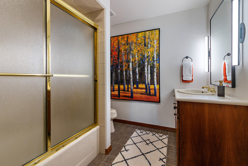 Cette image montre une chambre design de taille moyenne avec un mur beige et un sol beige.