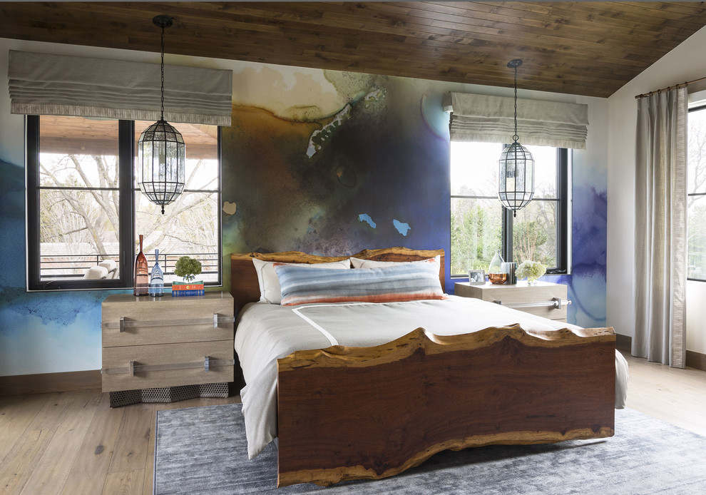 Modelo de dormitorio campestre con paredes multicolor, suelo de madera clara y suelo beige