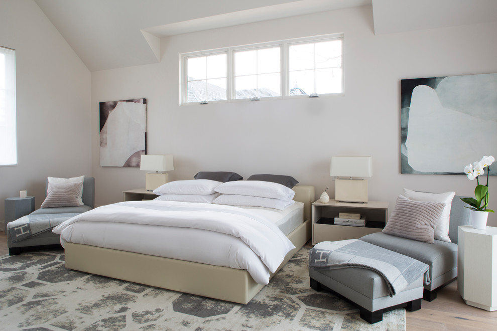 Immagine di una camera da letto minimal con pareti bianche, pavimento in legno massello medio e pavimento marrone