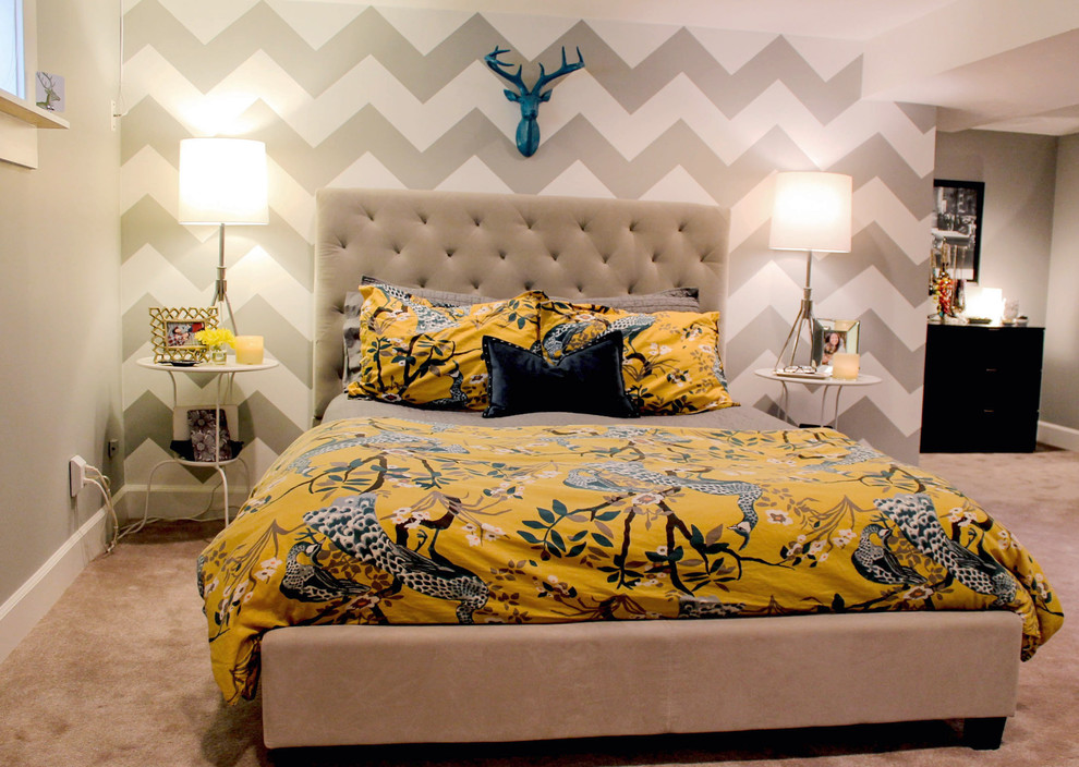 Idée de décoration pour une chambre avec moquette grise et jaune design avec un mur beige.