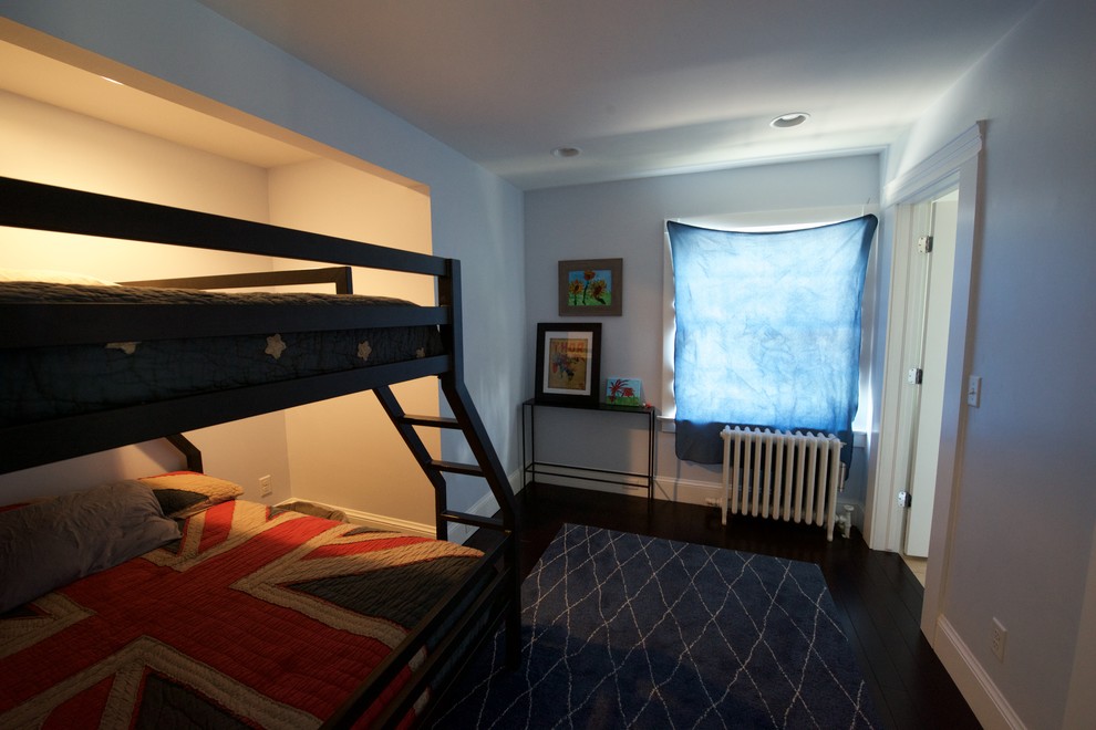 Exemple d'une chambre d'amis chic de taille moyenne avec un mur bleu et parquet en bambou.
