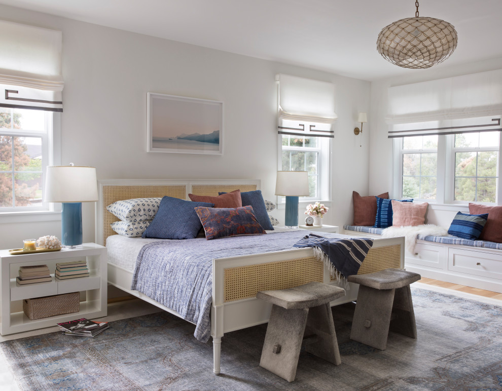 Cette image montre une chambre parentale traditionnelle de taille moyenne avec un mur blanc, un sol en bois brun, aucune cheminée et un sol marron.