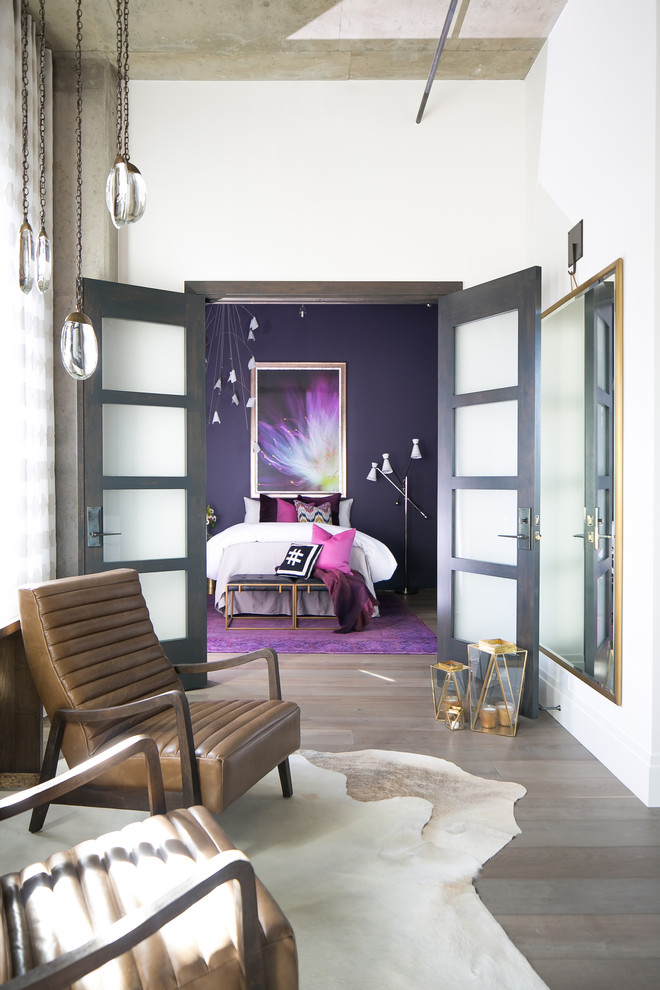 Свежая идея для дизайна: спальня среднего размера в стиле лофт с паркетным полом среднего тона, серым полом и фиолетовыми стенами - отличное фото интерьера