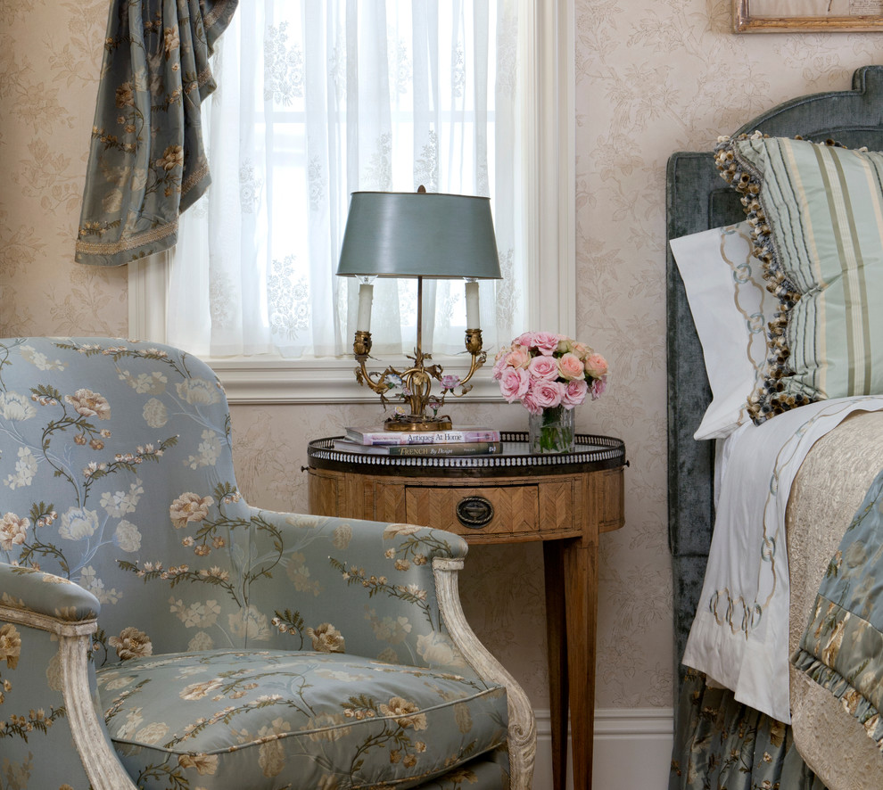 Modelo de habitación de invitados clásica grande con paredes beige y suelo de madera en tonos medios