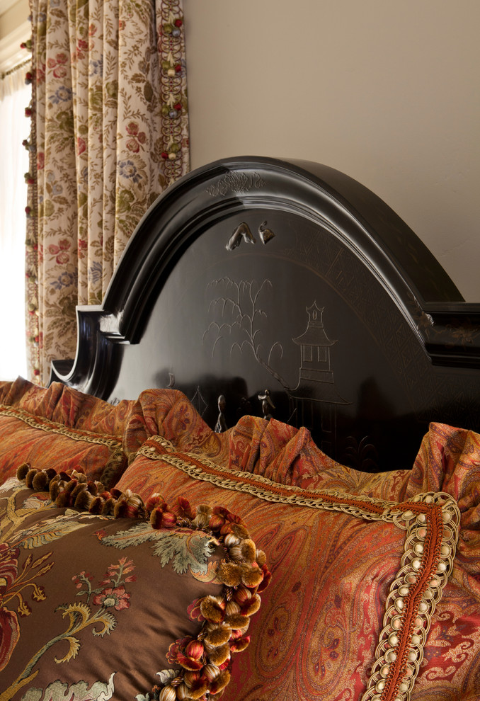 Пример оригинального дизайна: большая хозяйская спальня в классическом стиле с бежевыми стенами и ковровым покрытием