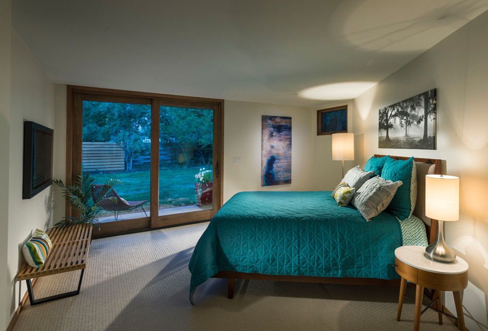 На фото: хозяйская спальня в стиле ретро с белыми стенами и ковровым покрытием