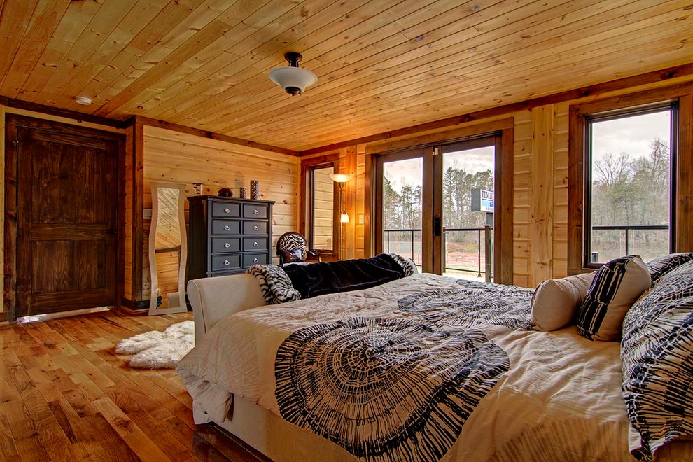 Imagen de dormitorio rústico grande con suelo de madera en tonos medios