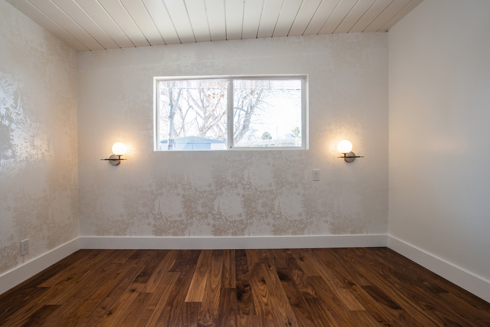 Esempio di una camera matrimoniale design di medie dimensioni con pareti bianche, pavimento in legno massello medio e nessun camino